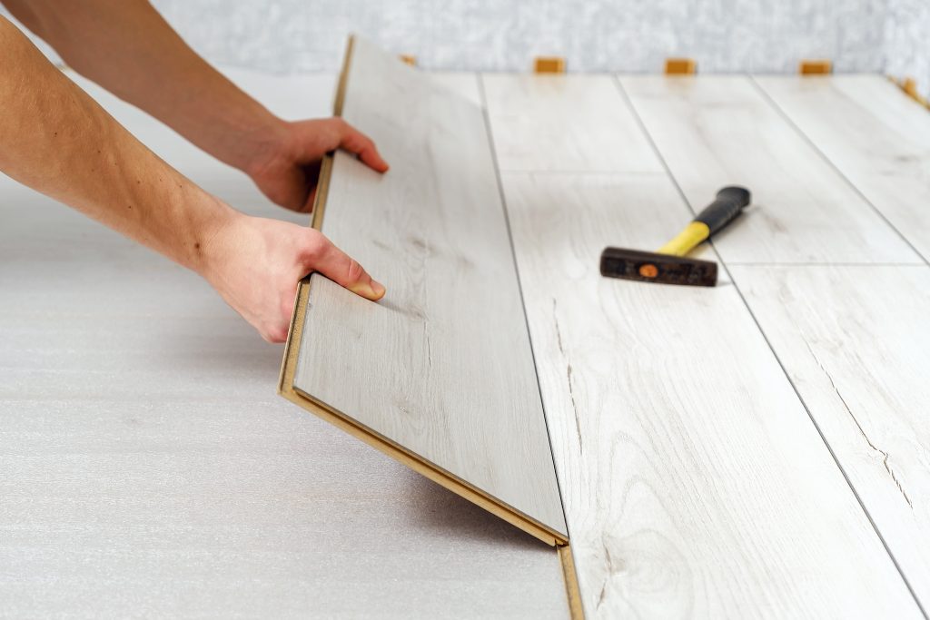 instalar suelo de parquet